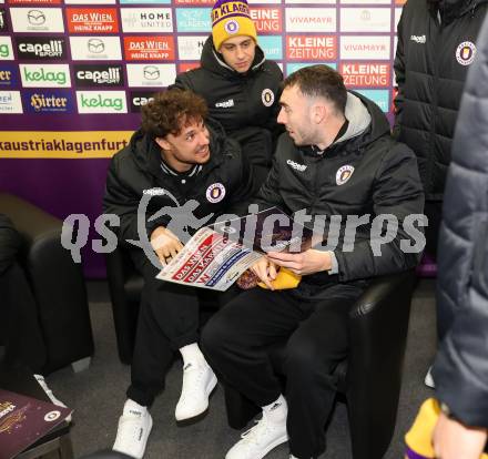 Fussballl Bundesliga. SK Austria Klagenfurt. Kaernten singt Weihnachtslieder.  Simon Straudi, Andrew Irving . Klagenfurt, am 11.12.2022.
Foto:Kuess

---
pressefotos, pressefotografie, kuess, qs, qspictures, sport, bild, bilder, bilddatenbank