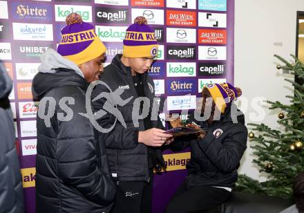 Fussballl Bundesliga. SK Austria Klagenfurt. Kaernten singt Weihnachtslieder.   
SHAOZIYANG LIU, SOLOMON BONNAH. Klagenfurt, am 11.12.2022.
Foto:Kuess

---
pressefotos, pressefotografie, kuess, qs, qspictures, sport, bild, bilder, bilddatenbank