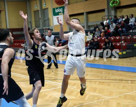 Basketball 2. Liga 2022/2023. Grunddurchgang 11. Runde.  KOS Celovec gegen  Vienna United.   Grega Sajevic (KOS),  Marius Witzmann (Vienna). Klagenfurt, am 17.12.2022.
Foto: Kuess
www.qspictures.net
---
pressefotos, pressefotografie, kuess, qs, qspictures, sport, bild, bilder, bilddatenbank