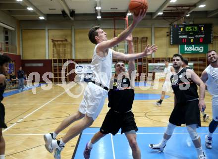 Basketball 2. Liga 2022/2023. Grunddurchgang 11. Runde.  KOS Celovec gegen  Vienna United.   Andi Smrtnik (KOS),  Svyatoslav Boshkov (Vienna). Klagenfurt, am 17.12.2022.
Foto: Kuess
www.qspictures.net
---
pressefotos, pressefotografie, kuess, qs, qspictures, sport, bild, bilder, bilddatenbank