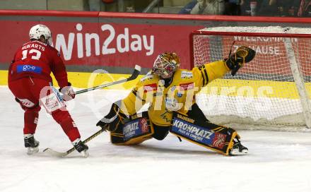 EBEL. Eishockey Bundesliga. EC KAC gegen  HC Pustertal.  Rihards Bukarts, (KAC),    Tomas Joshua Sholl (Pustertal). Klagenfurt, am 18.12.2022.
Foto: Kuess
www.qspictures.net
---
pressefotos, pressefotografie, kuess, qs, qspictures, sport, bild, bilder, bilddatenbank