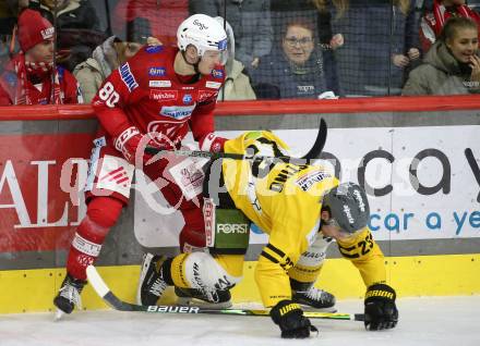 EBEL. Eishockey Bundesliga. EC KAC gegen  HC Pustertal.  Nikolaus Kraus, (KAC),    Nicholas Plastino  (Pustertal). Klagenfurt, am 18.12.2022.
Foto: Kuess
www.qspictures.net
---
pressefotos, pressefotografie, kuess, qs, qspictures, sport, bild, bilder, bilddatenbank