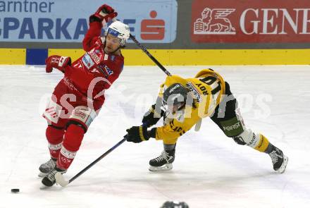 EBEL. Eishockey Bundesliga. EC KAC gegen  HC Pustertal. Manuel Ganahl,   (KAC),    Marc-Olivier Roy (Pustertal). Klagenfurt, am 18.12.2022.
Foto: Kuess
www.qspictures.net
---
pressefotos, pressefotografie, kuess, qs, qspictures, sport, bild, bilder, bilddatenbank