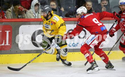 EBEL. Eishockey Bundesliga. EC KAC gegen  HC Pustertal. Tobias Piek,  (KAC),  Raphael Andergassen   (Pustertal). Klagenfurt, am 18.12.2022.
Foto: Kuess
www.qspictures.net
---
pressefotos, pressefotografie, kuess, qs, qspictures, sport, bild, bilder, bilddatenbank