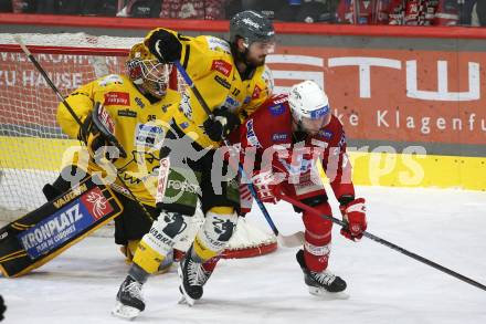 EBEL. Eishockey Bundesliga. EC KAC gegen  HC Pustertal.  Rok Ticar,  (KAC),  Marc-Olivier Roy  (Pustertal). Klagenfurt, am 18.12.2022.
Foto: Kuess
www.qspictures.net
---
pressefotos, pressefotografie, kuess, qs, qspictures, sport, bild, bilder, bilddatenbank