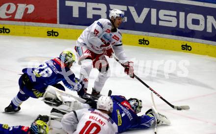 EBEL. Eishockey Bundesliga. VSV gegen KAC.  Nicolas Rivett-Mattinen, Jean Philippe Lamoureux, VSV),  Manuel Ganahl (  (KAC). Villach, am 20.12.2022.
Foto: Kuess
www.qspictures.net
---
pressefotos, pressefotografie, kuess, qs, qspictures, sport, bild, bilder, bilddatenbank