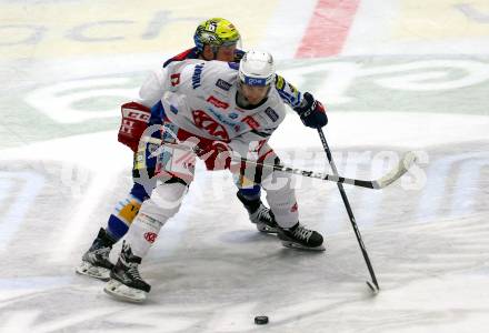 EBEL. Eishockey Bundesliga. VSV gegen KAC. Blaz Tomazevic,  (VSV),  Manuel Ganahl   (KAC). Villach, am 20.12.2022.
Foto: Kuess
www.qspictures.net
---
pressefotos, pressefotografie, kuess, qs, qspictures, sport, bild, bilder, bilddatenbank