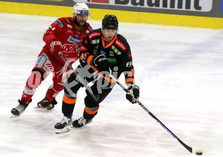 EBEL. Eishockey Bundesliga. EC KAC gegen  Moser Medical Graz99ers. Steven Strong,  (KAC),   Tobias Fladeby  (Graz). Klagenfurt, am 23.12.2022.
Foto: Kuess
www.qspictures.net
---
pressefotos, pressefotografie, kuess, qs, qspictures, sport, bild, bilder, bilddatenbank