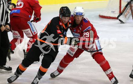 EBEL. Eishockey Bundesliga. EC KAC gegen  Moser Medical Graz99ers.  Mike Zalewski,  (KAC),  Zintis Nauris Zusevics  (Graz). Klagenfurt, am 23.12.2022.
Foto: Kuess
www.qspictures.net
---
pressefotos, pressefotografie, kuess, qs, qspictures, sport, bild, bilder, bilddatenbank