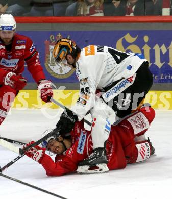 EBEL. Eishockey Bundesliga. EC KAC gegen  Steinbach Black Wings Linz.  Fabian Hochegger, (KAC),  Graham Knott   (Linz). Klagenfurt, am 30.12.2022.
Foto: Kuess
www.qspictures.net
---
pressefotos, pressefotografie, kuess, qs, qspictures, sport, bild, bilder, bilddatenbank