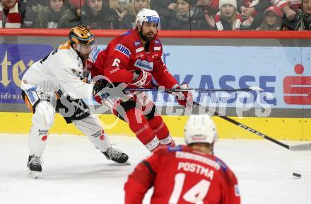 EBEL. Eishockey Bundesliga. EC KAC gegen  Steinbach Black Wings Linz.  Lucas Lessio,  (KAC),   Martin Schumnig (Linz). Klagenfurt, am 30.12.2022.
Foto: Kuess
www.qspictures.net
---
pressefotos, pressefotografie, kuess, qs, qspictures, sport, bild, bilder, bilddatenbank