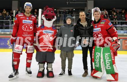 EBEL. Eishockey Bundesliga. EC KAC gegen  Steinbach Black Wings Linz. Thomas Hundertpfund, Spieler des Abends Sebastia Dahm  (KAC). Klagenfurt, am 30.12.2022.
Foto: Kuess
www.qspictures.net
---
pressefotos, pressefotografie, kuess, qs, qspictures, sport, bild, bilder, bilddatenbank