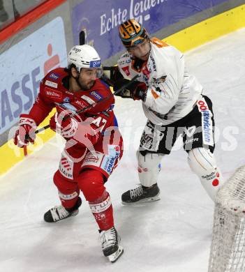 EBEL. Eishockey Bundesliga. EC KAC gegen  Steinbach Black Wings Linz. Marcel Witting,   (KAC),  Daine Todd  (Linz). Klagenfurt, am 30.12.2022.
Foto: Kuess
www.qspictures.net
---
pressefotos, pressefotografie, kuess, qs, qspictures, sport, bild, bilder, bilddatenbank