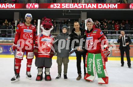 EBEL. Eishockey Bundesliga. EC KAC gegen  Steinbach Black Wings Linz. Thomas Hundertpfund, Spieler des Abends Sebastia Dahm  (KAC). Klagenfurt, am 30.12.2022.
Foto: Kuess
www.qspictures.net
---
pressefotos, pressefotografie, kuess, qs, qspictures, sport, bild, bilder, bilddatenbank