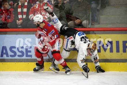 EBEL. Eishockey Bundesliga. EC KAC gegen  Steinbach Black Wings Linz. Steven Strong,  (KAC),  Stefan Gaffal   (Linz). Klagenfurt, am 30.12.2022.
Foto: Kuess
www.qspictures.net
---
pressefotos, pressefotografie, kuess, qs, qspictures, sport, bild, bilder, bilddatenbank