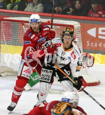 EBEL. Eishockey Bundesliga. EC KAC gegen  Steinbach Black Wings Linz.   Paul Postma, KAC),   Niklas Bretschneider ( (Linz). Klagenfurt, am 30.12.2022.
Foto: Kuess
www.qspictures.net
---
pressefotos, pressefotografie, kuess, qs, qspictures, sport, bild, bilder, bilddatenbank