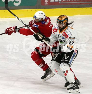 EBEL. Eishockey Bundesliga. EC KAC gegen  Steinbach Black Wings Linz. Lucas Lessio,  (KAC),   Shawn St-Amant  (Linz). Klagenfurt, am 30.12.2022.
Foto: Kuess
www.qspictures.net
---
pressefotos, pressefotografie, kuess, qs, qspictures, sport, bild, bilder, bilddatenbank