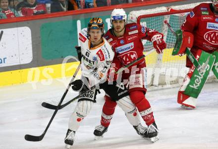 EBEL. Eishockey Bundesliga. EC KAC gegen  Steinbach Black Wings Linz. Thomas Vallant,   (KAC),   Niklas Bretschneider (Linz). Klagenfurt, am 30.12.2022.
Foto: Kuess
www.qspictures.net
---
pressefotos, pressefotografie, kuess, qs, qspictures, sport, bild, bilder, bilddatenbank