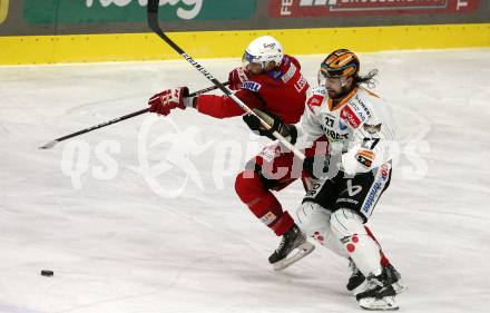 EBEL. Eishockey Bundesliga. EC KAC gegen  Steinbach Black Wings Linz. Lucas Lessio,  (KAC),   Shawn St-Amant  (Linz). Klagenfurt, am 30.12.2022.
Foto: Kuess
www.qspictures.net
---
pressefotos, pressefotografie, kuess, qs, qspictures, sport, bild, bilder, bilddatenbank