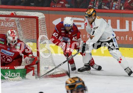 EBEL. Eishockey Bundesliga. EC KAC gegen  Steinbach Black Wings Linz.  Rok Ticar,  (KAC),    Emilio Romig (Linz). Klagenfurt, am 30.12.2022.
Foto: Kuess
www.qspictures.net
---
pressefotos, pressefotografie, kuess, qs, qspictures, sport, bild, bilder, bilddatenbank