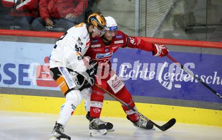 EBEL. Eishockey Bundesliga. EC KAC gegen  Steinbach Black Wings Linz. Fabian Hochegger,  (KAC),   Alexander Moser  (Linz). Klagenfurt, am 30.12.2022.
Foto: Kuess
www.qspictures.net
---
pressefotos, pressefotografie, kuess, qs, qspictures, sport, bild, bilder, bilddatenbank