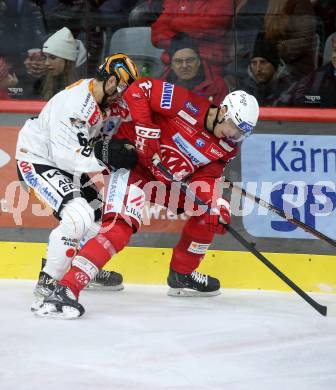 EBEL. Eishockey Bundesliga. EC KAC gegen  Steinbach Black Wings Linz.  Mike Zalewski,  (KAC),  Alexander Lahoda  (Linz). Klagenfurt, am 30.12.2022.
Foto: Kuess
www.qspictures.net
---
pressefotos, pressefotografie, kuess, qs, qspictures, sport, bild, bilder, bilddatenbank