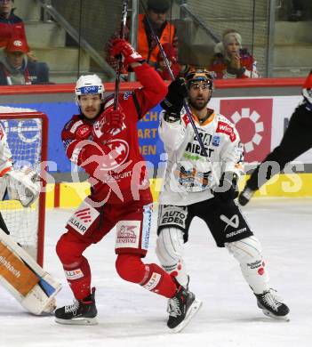 EBEL. Eishockey Bundesliga. EC KAC gegen  Steinbach Black Wings Linz. Matthew Fraser,  (KAC),  Martin Schumnig   (Linz). Klagenfurt, am 30.12.2022.
Foto: Kuess
www.qspictures.net
---
pressefotos, pressefotografie, kuess, qs, qspictures, sport, bild, bilder, bilddatenbank