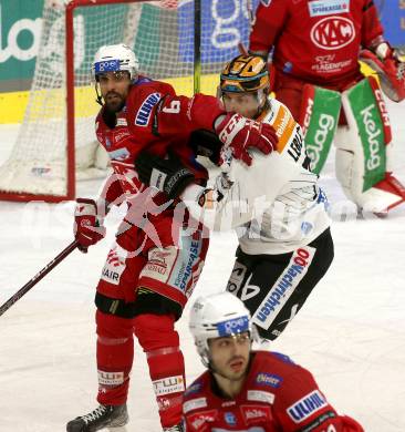 EBEL. Eishockey Bundesliga. EC KAC gegen  Steinbach Black Wings Linz.  Lucas Lessio,  (KAC),  Brian Lebler  (Linz). Klagenfurt, am 30.12.2022.
Foto: Kuess
www.qspictures.net
---
pressefotos, pressefotografie, kuess, qs, qspictures, sport, bild, bilder, bilddatenbank