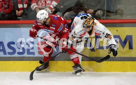 EBEL. Eishockey Bundesliga. EC KAC gegen  Steinbach Black Wings Linz. Steven Strong,  (KAC),  Stefan Gaffal   (Linz). Klagenfurt, am 30.12.2022.
Foto: Kuess
www.qspictures.net
---
pressefotos, pressefotografie, kuess, qs, qspictures, sport, bild, bilder, bilddatenbank