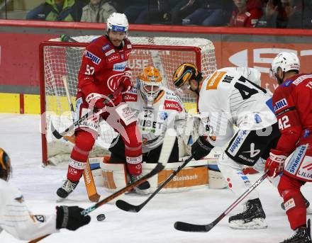 EBEL. Eishockey Bundesliga. EC KAC gegen  Steinbach Black Wings Linz. Fabian Hochegger,   (KAC),  Logan Roe, Rasmus Tirronen  (Linz). Klagenfurt, am 30.12.2022.
Foto: Kuess
www.qspictures.net
---
pressefotos, pressefotografie, kuess, qs, qspictures, sport, bild, bilder, bilddatenbank