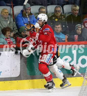 EBEL. Eishockey Bundesliga. EC KAC gegen  Steinbach Black Wings Linz.  Manuel Ganahl,  (KAC),  Stefan Gaffal  (Linz). Klagenfurt, am 30.12.2022.
Foto: Kuess
www.qspictures.net
---
pressefotos, pressefotografie, kuess, qs, qspictures, sport, bild, bilder, bilddatenbank