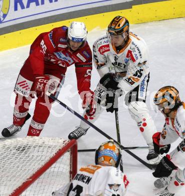 EBEL. Eishockey Bundesliga. EC KAC gegen  Steinbach Black Wings Linz.  Luka Gomboc,  (KAC),  Michael Haga  (Linz). Klagenfurt, am 30.12.2022.
Foto: Kuess
www.qspictures.net
---
pressefotos, pressefotografie, kuess, qs, qspictures, sport, bild, bilder, bilddatenbank