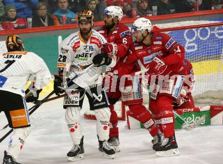 EBEL. Eishockey Bundesliga. EC KAC gegen  Steinbach Black Wings Linz. Lucas Lessio, Paul Postma,  (KAC),  Martin Schumnig   (Linz). Klagenfurt, am 30.12.2022.
Foto: Kuess
www.qspictures.net
---
pressefotos, pressefotografie, kuess, qs, qspictures, sport, bild, bilder, bilddatenbank