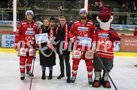 EBEL. Eishockey Bundesliga. EC KAC gegen  Hydro Fehervar AV 19.   Fabian Hochegger, Spieler des Abends Lucas Lessio (KAC).  Klagenfurt, am 17.1.2023.
Foto: Kuess
www.qspictures.net
---
pressefotos, pressefotografie, kuess, qs, qspictures, sport, bild, bilder, bilddatenbank