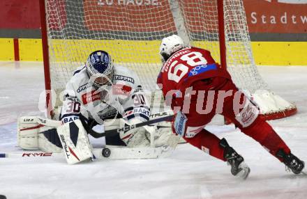 EBEL. Eishockey Bundesliga. EC KAC gegen  Hydro Fehervar AV 19.  Luka Gomboc,   (KAC),    Olivier Roy (Fehervar). Klagenfurt, am 17.1.2023.
Foto: Kuess
www.qspictures.net
---
pressefotos, pressefotografie, kuess, qs, qspictures, sport, bild, bilder, bilddatenbank