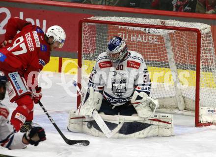 EBEL. Eishockey Bundesliga. EC KAC gegen  Hydro Fehervar AV 19.  Fabian Hochegger,   (KAC),  Olivier Roy  (Fehervar). Klagenfurt, am 17.1.2023.
Foto: Kuess
www.qspictures.net
---
pressefotos, pressefotografie, kuess, qs, qspictures, sport, bild, bilder, bilddatenbank