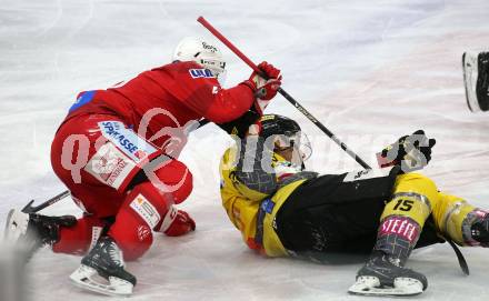 EBEL. Eishockey Bundesliga. EC KAC gegen  spusu Vienna Capitals.   Rok Ticar,  (KAC),    James Sheppard (Vienna Capitals). Klagenfurt, am 27.1.2023.
Foto: Kuess
www.qspictures.net
---
pressefotos, pressefotografie, kuess, qs, qspictures, sport, bild, bilder, bilddatenbank