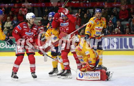 EBEL. Eishockey Bundesliga. EC KAC gegen Asiago Hockey.   Manuel Ganahl, Thomas Hundertpfund,   (KAC),  Justin Fazio  (Asiago). Klagenfurt, am 5.2.2023.
Foto: Kuess
www.qspictures.net
---
pressefotos, pressefotografie, kuess, qs, qspictures, sport, bild, bilder, bilddatenbank