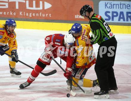 EBEL. Eishockey Bundesliga. EC KAC gegen Asiago Hockey.   Lucas Lessio,  (KAC),    Luke Moncada,  (Asiago), Schiedsrichter. Klagenfurt, am 5.2.2023.
Foto: Kuess
www.qspictures.net
---
pressefotos, pressefotografie, kuess, qs, qspictures, sport, bild, bilder, bilddatenbank