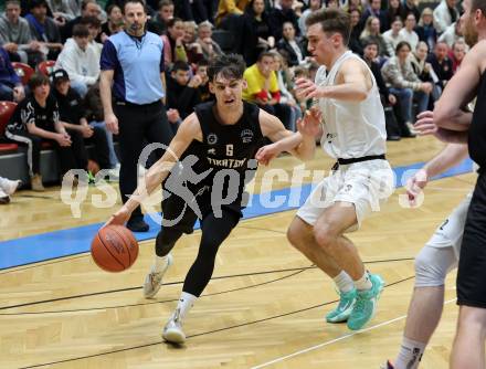 Basketball 2. Liga 2022/2023. Grunddurchgang 18. Runde.  KOS Celovec gegen Woerthersee Piraten. Niklas Michel  (KOS), Felix Leindecker  (Piraten). Klagenfurt, am 25.2.2023.
Foto: Kuess
www.qspictures.net
---
pressefotos, pressefotografie, kuess, qs, qspictures, sport, bild, bilder, bilddatenbank