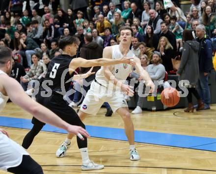 Basketball 2. Liga 2022/2023. Grunddurchgang 18. Runde.  KOS Celovec gegen Woerthersee Piraten.  Andi Smrtnik (KOS),  Felix Leindecker (Piraten). Klagenfurt, am 25.2.2023.
Foto: Kuess
www.qspictures.net
---
pressefotos, pressefotografie, kuess, qs, qspictures, sport, bild, bilder, bilddatenbank