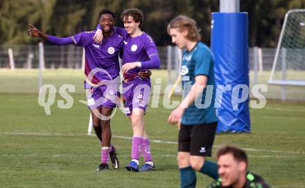 Fussball. Kaerntner Liga. Kraig gegen Austria Klagenfurt Amateure.  Torjubel Mersei Dieu Nsandi, Josip Pejic (Klagenfurt). Treibach, 25.3.2023
Foto: Kuess


---
pressefotos, pressefotografie, kuess, qs, qspictures, sport, bild, bilder, bilddatenbank