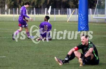 Fussball. Kaerntner Liga. Kraig gegen Austria Klagenfurt Amateure.  Torjubel Mersei Dieu Nsandi, Josip Pejic (Klagenfurt). Treibach, 25.3.2023
Foto: Kuess


---
pressefotos, pressefotografie, kuess, qs, qspictures, sport, bild, bilder, bilddatenbank