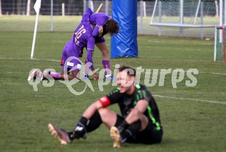 Fussball. Kaerntner Liga. Kraig gegen Austria Klagenfurt Amateure.  Torjubel Mersei Dieu Nsandi, Josip Pejic (Klagenfurt). Treibach, 25.3.2023
Foto: Kuess


---
pressefotos, pressefotografie, kuess, qs, qspictures, sport, bild, bilder, bilddatenbank