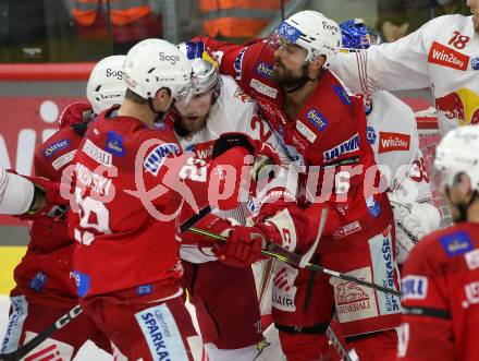 EBEL. Eishockey Bundesliga. EC KAC gegen Salzburg.  Lucas Lessio, Mike Zalewski,  (KAC),    Dennis Eamon Robertson  (Salzburg). Klagenfurt, am 31.3.2023.
Foto: Kuess
www.qspictures.net
---
pressefotos, pressefotografie, kuess, qs, qspictures, sport, bild, bilder, bilddatenbank