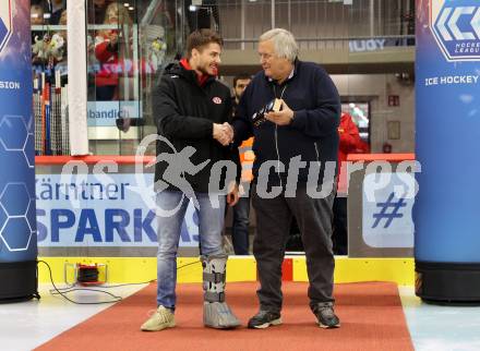 EBEL. Eishockey Bundesliga. EC KAC gegen Salzburg.  Ehrung Young Star der Saison. Fabian Hochegger, Karl Safron   (KAC).  Klagenfurt, am 31.3.2023.
Foto: Kuess
www.qspictures.net
---
pressefotos, pressefotografie, kuess, qs, qspictures, sport, bild, bilder, bilddatenbank