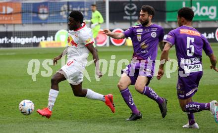 Fussball Bundesliga. SK Austria Klagenfurt gegen Salzburg.  Kosmas Gkezos, Michael Blauensteiner,  (Klagenfurt),   Sekou Koita (Salzburg).  Klagenfurt, am 2.4.2023.
Foto: Kuess
---
pressefotos, pressefotografie, kuess, qs, qspictures, sport, bild, bilder, bilddatenbank