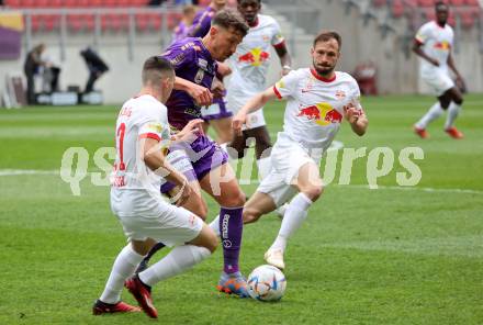 Fussball Bundesliga. SK Austria Klagenfurt gegen Salzburg. Christopher Wernitznig,  (Klagenfurt),  Oscar Gloukh,  Andreas Ulmer  (Salzburg).  Klagenfurt, am 2.4.2023.
Foto: Kuess
---
pressefotos, pressefotografie, kuess, qs, qspictures, sport, bild, bilder, bilddatenbank