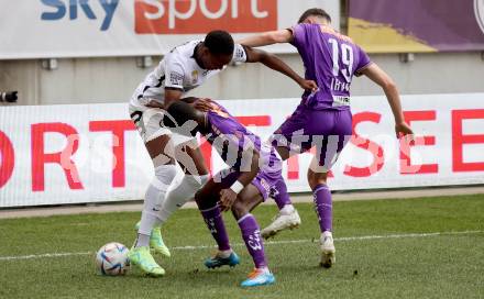 Fussball Bundesliga. SK Austria Klagenfurt gegen Sturm Graz.  Solomon Owusu Bonnah,Andrew Irving,  (Klagenfurt),  Emmanuel Esseh Emegha  (Graz).  Klagenfurt, am 16.4.2023.
Foto: Kuess
---
pressefotos, pressefotografie, kuess, qs, qspictures, sport, bild, bilder, bilddatenbank