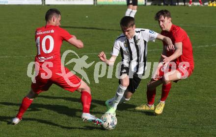 Fussball. Kaerntner Liga. Bleiburg gegen ATSV Wolfsberg.  Mathias Robert Knauder  (Bleiburg), Patrick Pfennich; Fabian Rothleitner   (Wolfsberg). Bleiburg 22.4.2023.
Foto: Kuess


---
pressefotos, pressefotografie, kuess, qs, qspictures, sport, bild, bilder, bilddatenbank